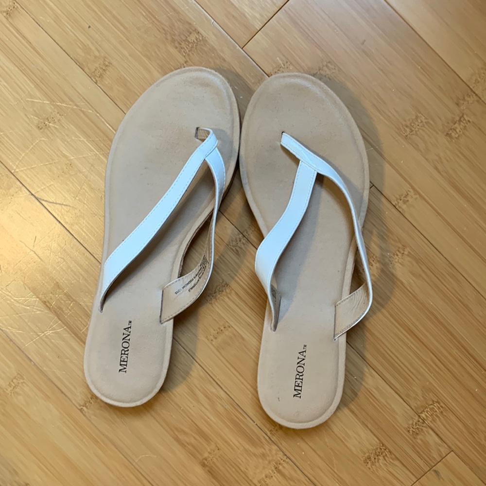 Like new White flip flop small heel